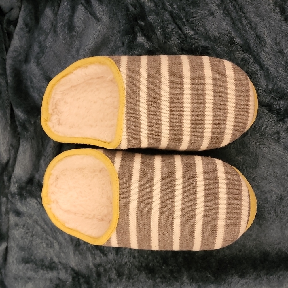 NWT- GREY AND WHITE STRIPED KNIT SLIPPER WITH FLEECE INSTEP